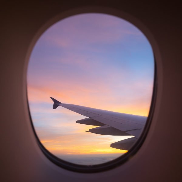 Aile d’avion à travers un hublot
