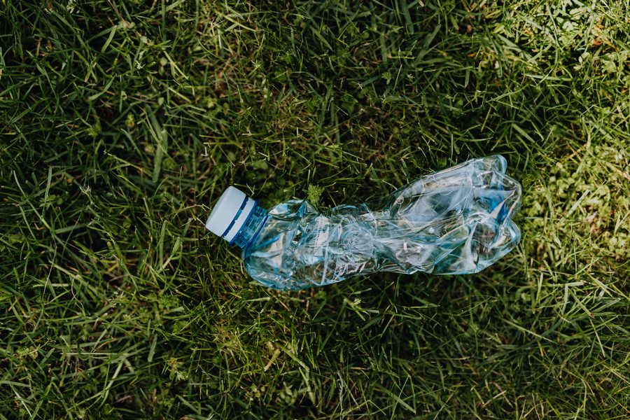 Bouteille en plastique dans la nature