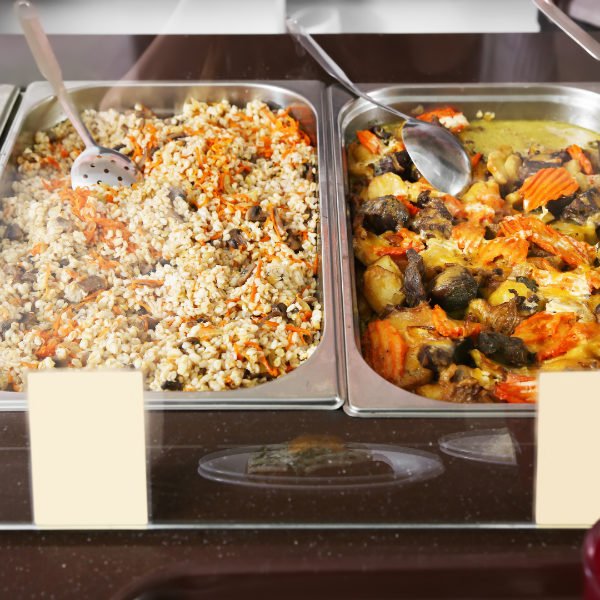 Buffet avec plats cuisinés