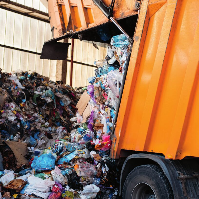 Camion déchargeant des déchets