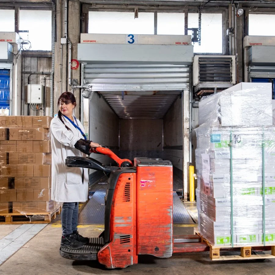 Femme travaillant dans un entrepôt