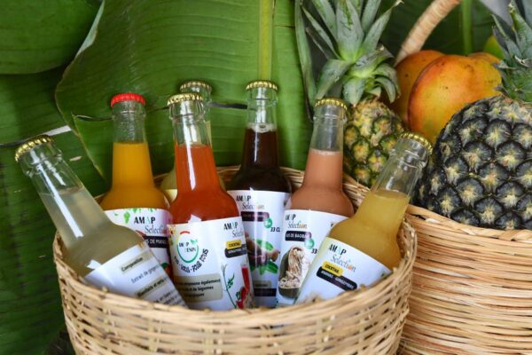 Panier de jus de fruits en bouteille
