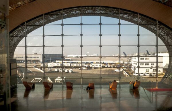 Salon aéroport baie vitrée