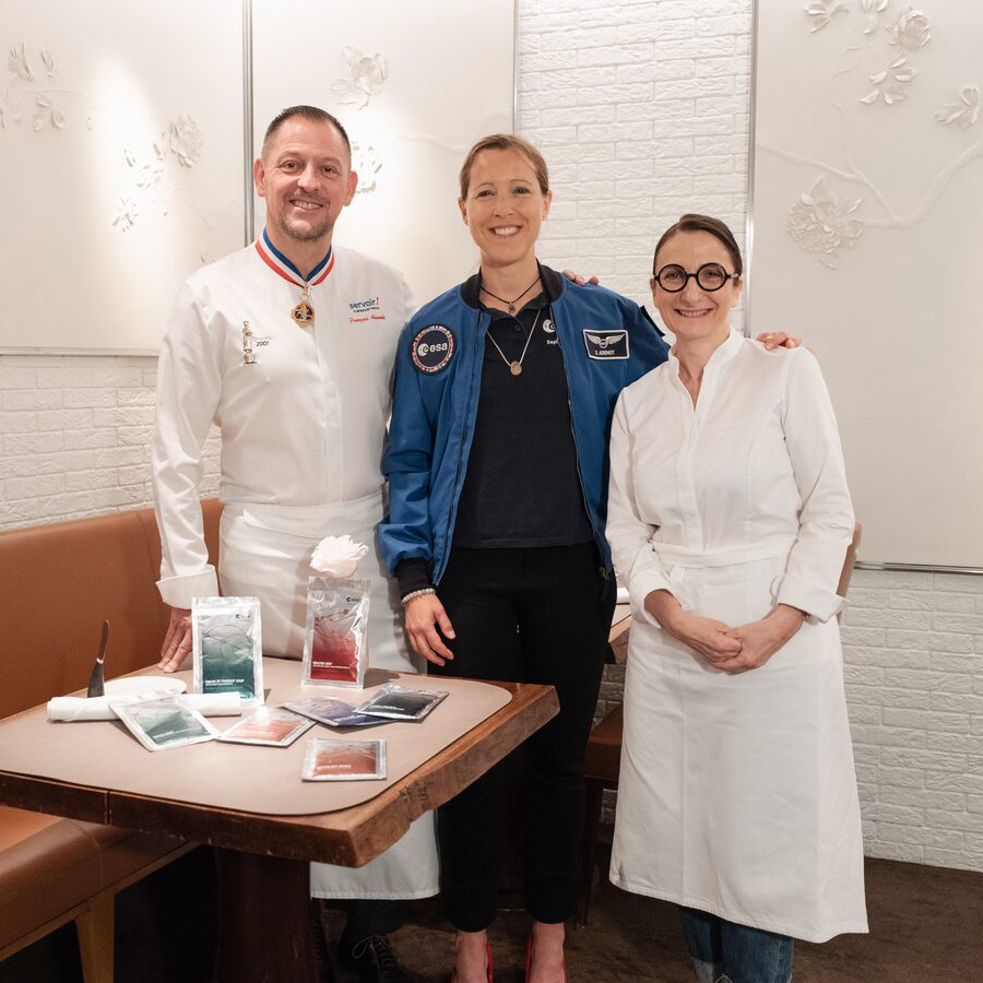 Sophie Adenot entourée de deux chefs
