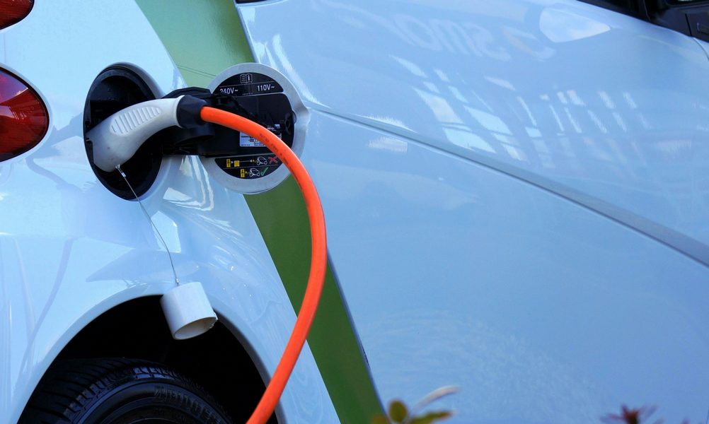 Une voiture électrique en charge