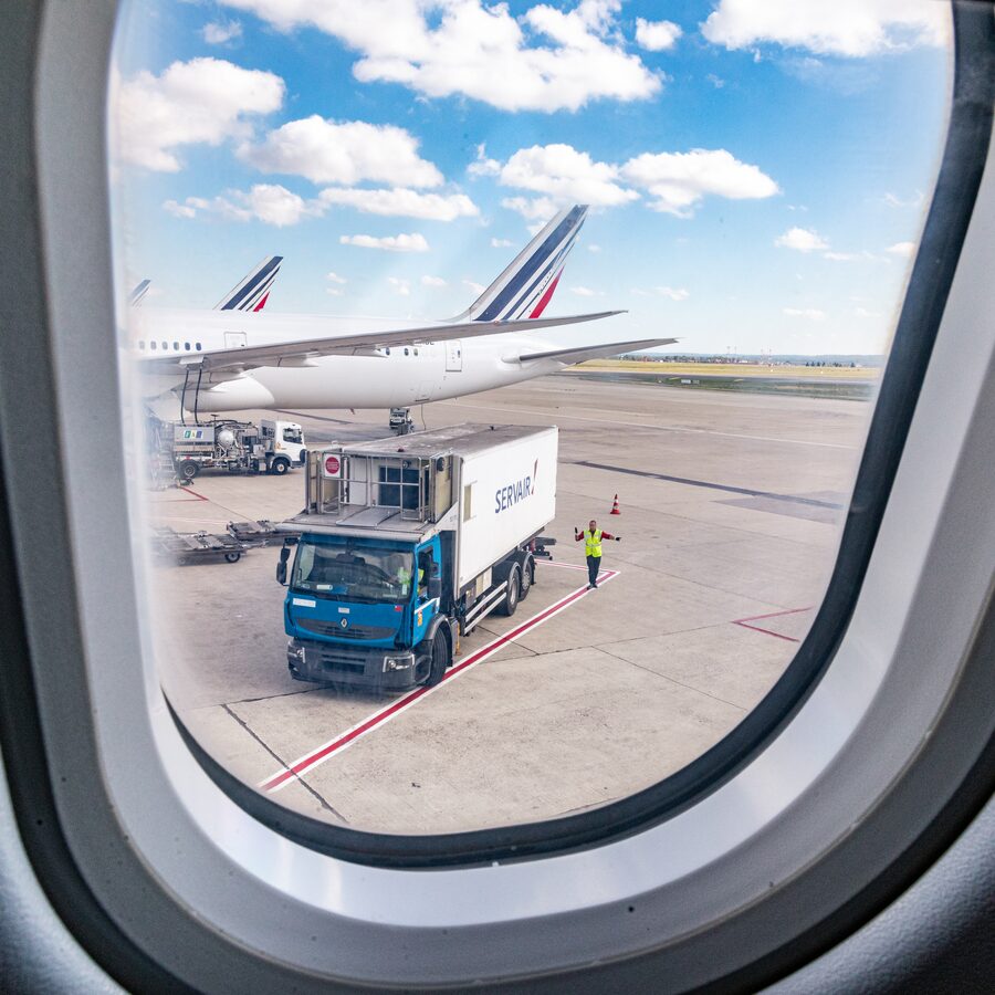 Vue tarmac par un hublot